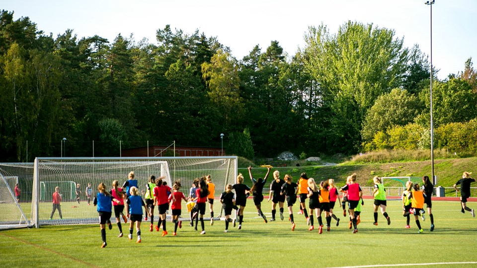 Ungdomar som tränar på en fotbollsplan