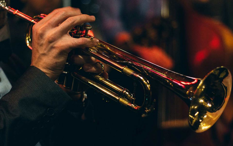 En man spelar trumpet
