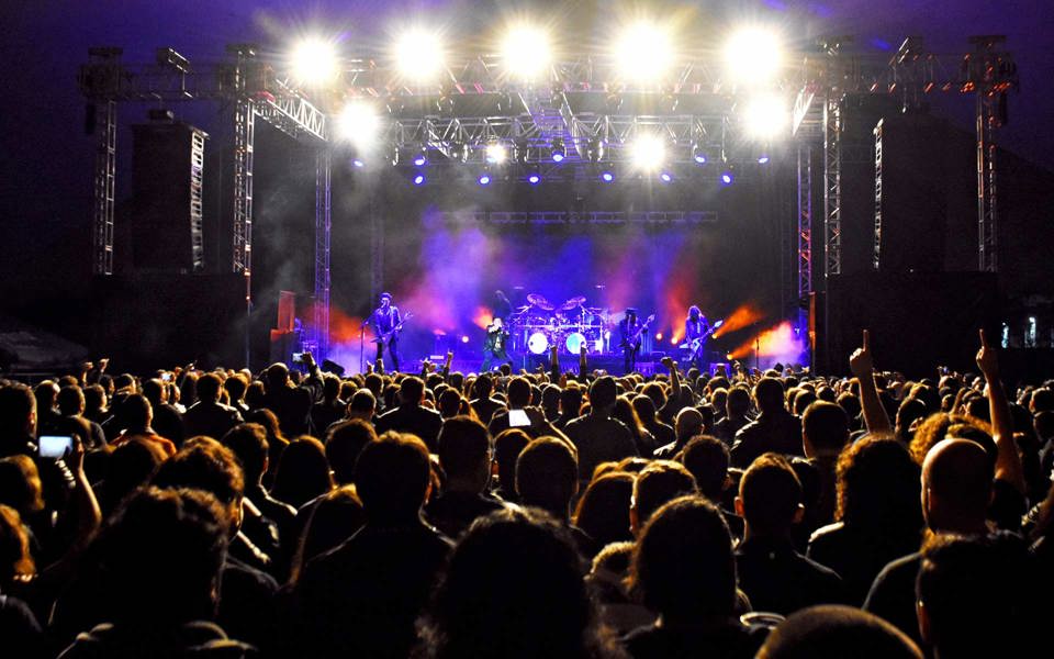 Publik framför en stor konsertscen