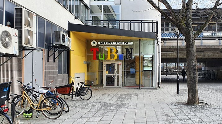 Ingången till aktivitetshuset Tuben so ligger precis vid tunnelbanestationen.